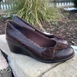 Vionic Lena Brown Crocodile Wedge Shoes Size 8.5